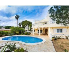 Magnífica villa con vistas al mar y a la montaña