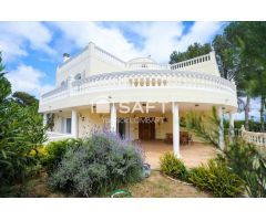 Magnífica villa con vistas al mar y a la montaña