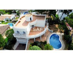 Magnífica villa con vistas al mar y a la montaña