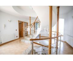 Magnífica villa con vistas al mar y a la montaña