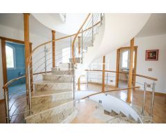 Magnífica villa con vistas al mar y a la montaña
