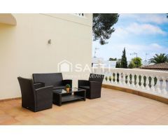 Magnífica villa con vistas al mar y a la montaña