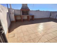 AMPLISIMA CASA-CHALET ADOSADO EN CONSUEGRA