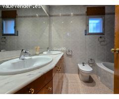 ¡Espectacular chalet en Vilanova de Segrià con una amplia parcela de 19.772 m²!