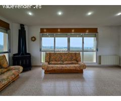 ¡Espectacular chalet en Vilanova de Segrià con una amplia parcela de 19.772 m²!