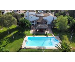 Chalet con Piscina en Urbanización Fuentequintillo
