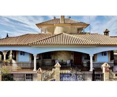 Chalet con Piscina en Sanlucar la Mayor