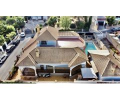 Chalet con Piscina en Sanlucar la Mayor