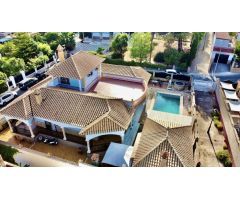 Chalet con Piscina en Sanlucar la Mayor
