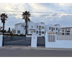 Adosado en urbanización con piscina frente al mar