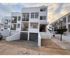 Adosado en urbanización con piscina frente al mar