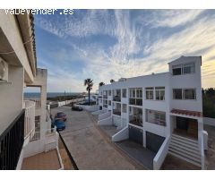 Adosado en urbanización con piscina frente al mar