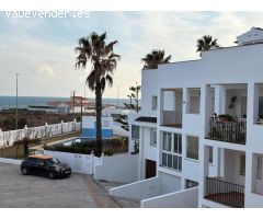 Adosado en urbanización con piscina frente al mar