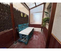 Adosado en urbanización con piscina frente al mar