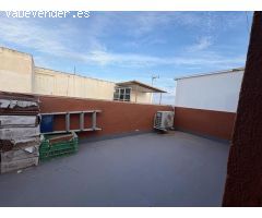 Adosado en urbanización con piscina frente al mar