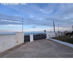 Adosado en urbanización con piscina frente al mar