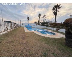 Adosado en urbanización con piscina frente al mar
