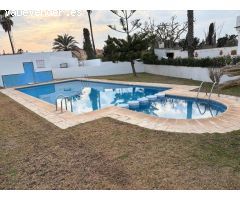 Adosado en urbanización con piscina frente al mar