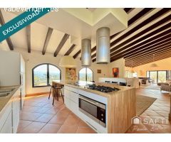 En exclusiva Villa de Lujo Estilo Ibicenco con Casa de Invitados, Piscina, Jacuzzi, Cancha de Tenis 