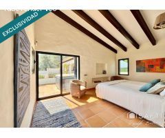 En exclusiva Villa de Lujo Estilo Ibicenco con Casa de Invitados, Piscina, Jacuzzi, Cancha de Tenis 