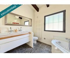 En exclusiva Villa de Lujo Estilo Ibicenco con Casa de Invitados, Piscina, Jacuzzi, Cancha de Tenis 