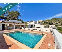 En exclusiva Villa de Lujo Estilo Ibicenco con Casa de Invitados, Piscina, Jacuzzi, Cancha de Tenis 
