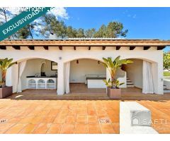 En exclusiva Villa de Lujo Estilo Ibicenco con Casa de Invitados, Piscina, Jacuzzi, Cancha de Tenis 