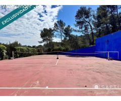 En exclusiva Villa de Lujo Estilo Ibicenco con Casa de Invitados, Piscina, Jacuzzi, Cancha de Tenis 
