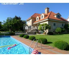 SAFTI vende casa de campo exclusiva de piedra con calidades premium en Teo. Elegancia, espacio y con