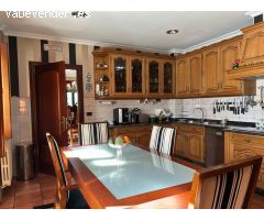 SAFTI vende casa de campo exclusiva de piedra con calidades premium en Teo. Elegancia, espacio y con