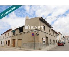 ¡Oportunidad única! Casa de dos plantas en esquina con amplios espacios y excelente ubicación.