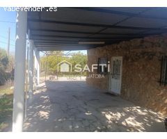 Pequeña casa con grande terreno rústico.