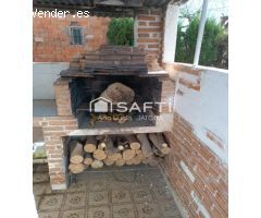 Pequeña casa con grande terreno rústico.