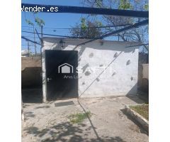 Pequeña casa con grande terreno rústico.