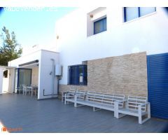 Gran villa luminosa de 4 dormitorios con piscina.