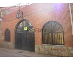Solar con bodegas y patio para vivienda o negocio