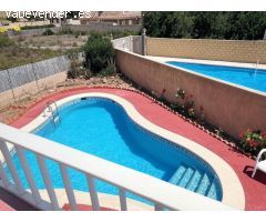 Chalet independiente con piscina privada y jardín