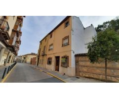 CASA SINGULAR EN LA PLAZA DE LA IGLESIA PARA