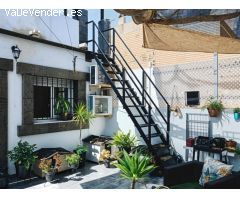 Casa Adosada con Terraza, Garaje y Azotea en Pilas