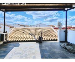 Casa Adosada con Terraza, Garaje y Azotea en Pilas