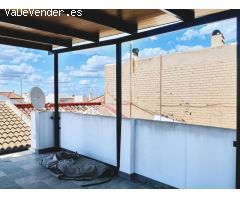 Casa Adosada con Terraza, Garaje y Azotea en Pilas