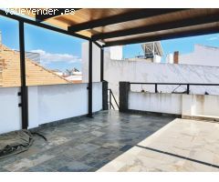 Casa Adosada con Terraza, Garaje y Azotea en Pilas