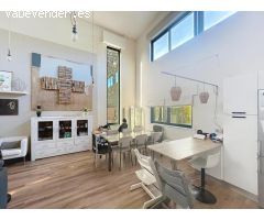 Casa unifamiliar única, con un marcado estilo industrial tipo loft, ubicada en una tranquila urbani