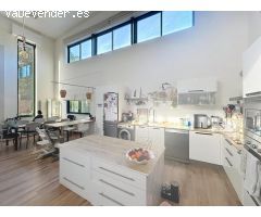 Casa unifamiliar única, con un marcado estilo industrial tipo loft, ubicada en una tranquila urbani