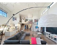 Casa unifamiliar única, con un marcado estilo industrial tipo loft, ubicada en una tranquila urbani