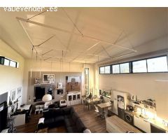 Casa unifamiliar única, con un marcado estilo industrial tipo loft, ubicada en una tranquila urbani