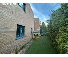 Casa unifamiliar única, con un marcado estilo industrial tipo loft, ubicada en una tranquila urbani