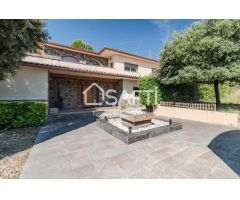 Exclusiva villa de lujo con piscina y vistas panorámicas a Montserrat