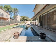 Exclusiva villa de lujo con piscina y vistas panorámicas a Montserrat