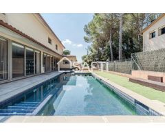 Exclusiva villa de lujo con piscina y vistas panorámicas a Montserrat